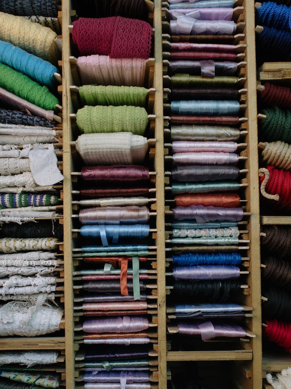 Bandrullar på Al-Wehdatmarknaden i Amman. Rehab tycker att staden har varit avgörande för att hennes verksamhet har lyckats.