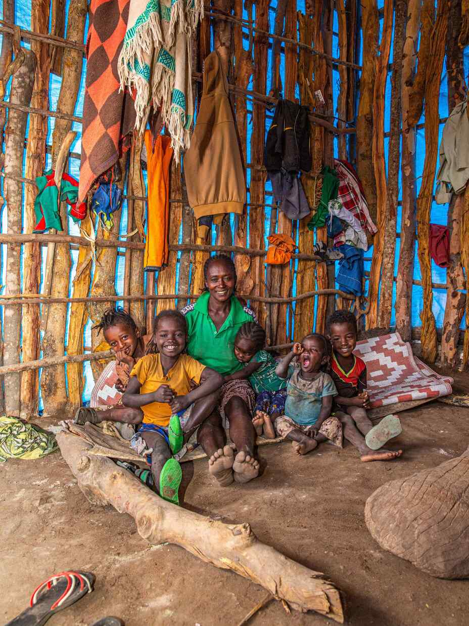 A portrait of Makito with five of her nine children. Makito supports her nine children and husband who suffers from depression. Through the EU-funded IRC cash assistance program, Makito received four rounds of cash assistance totaling 8900 Ethiopian Birrs—approximately 150 Euros.