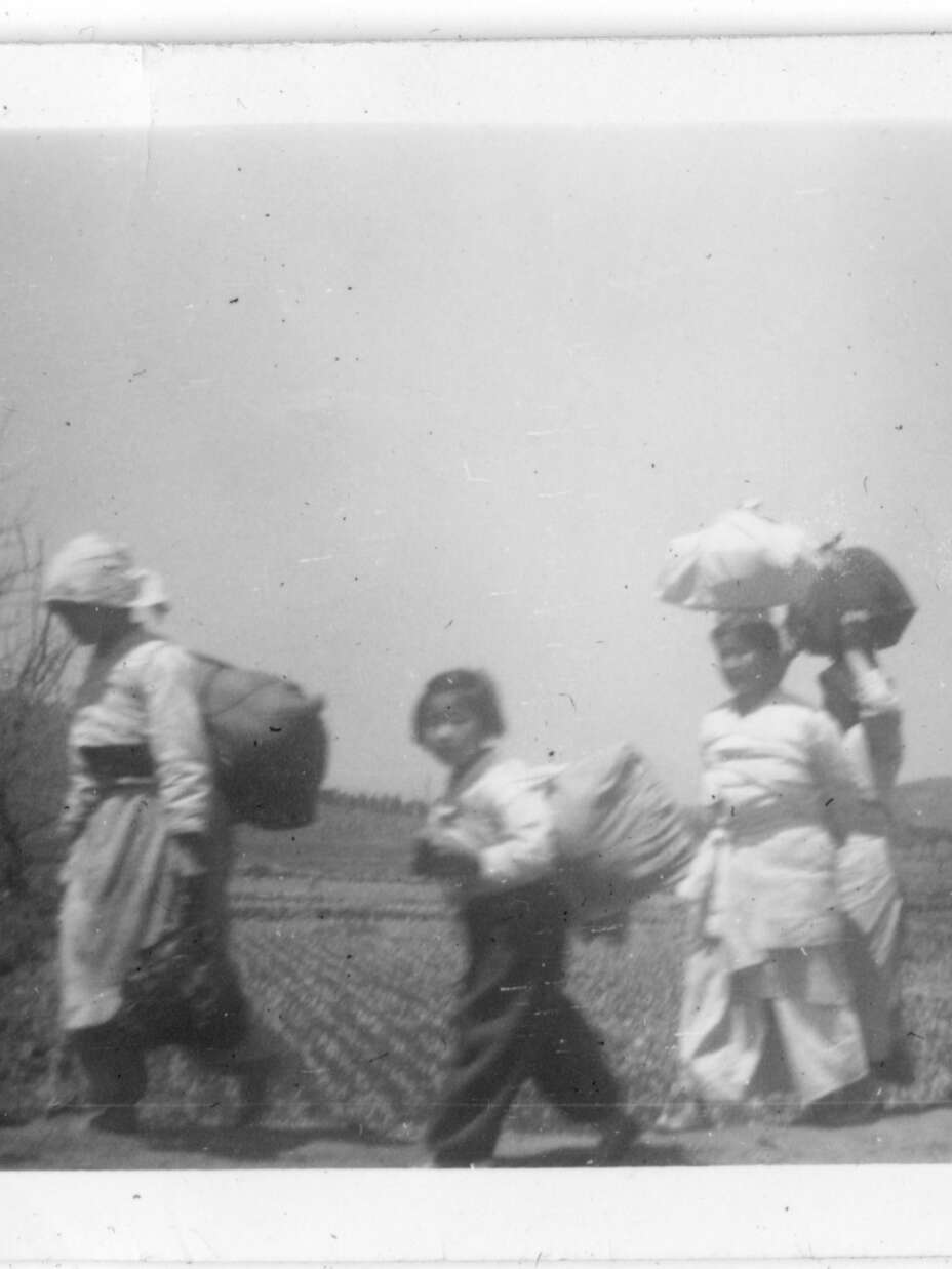 한국전쟁 중 피난하고 있는 피난민들의 모습