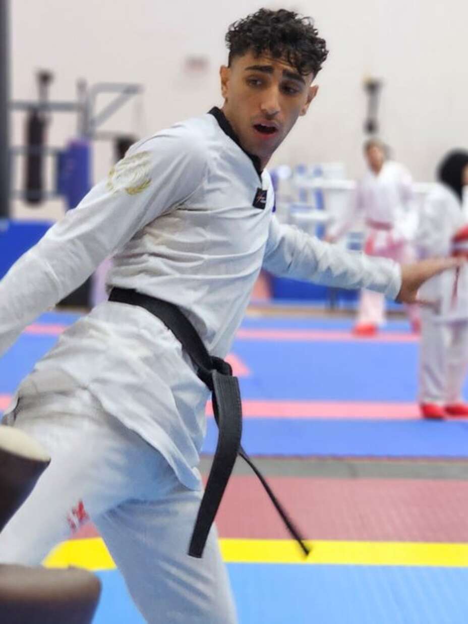 난민 대표팀 태권도 선수 야히아가 훈련 중 발차기를 하고 있습니다.