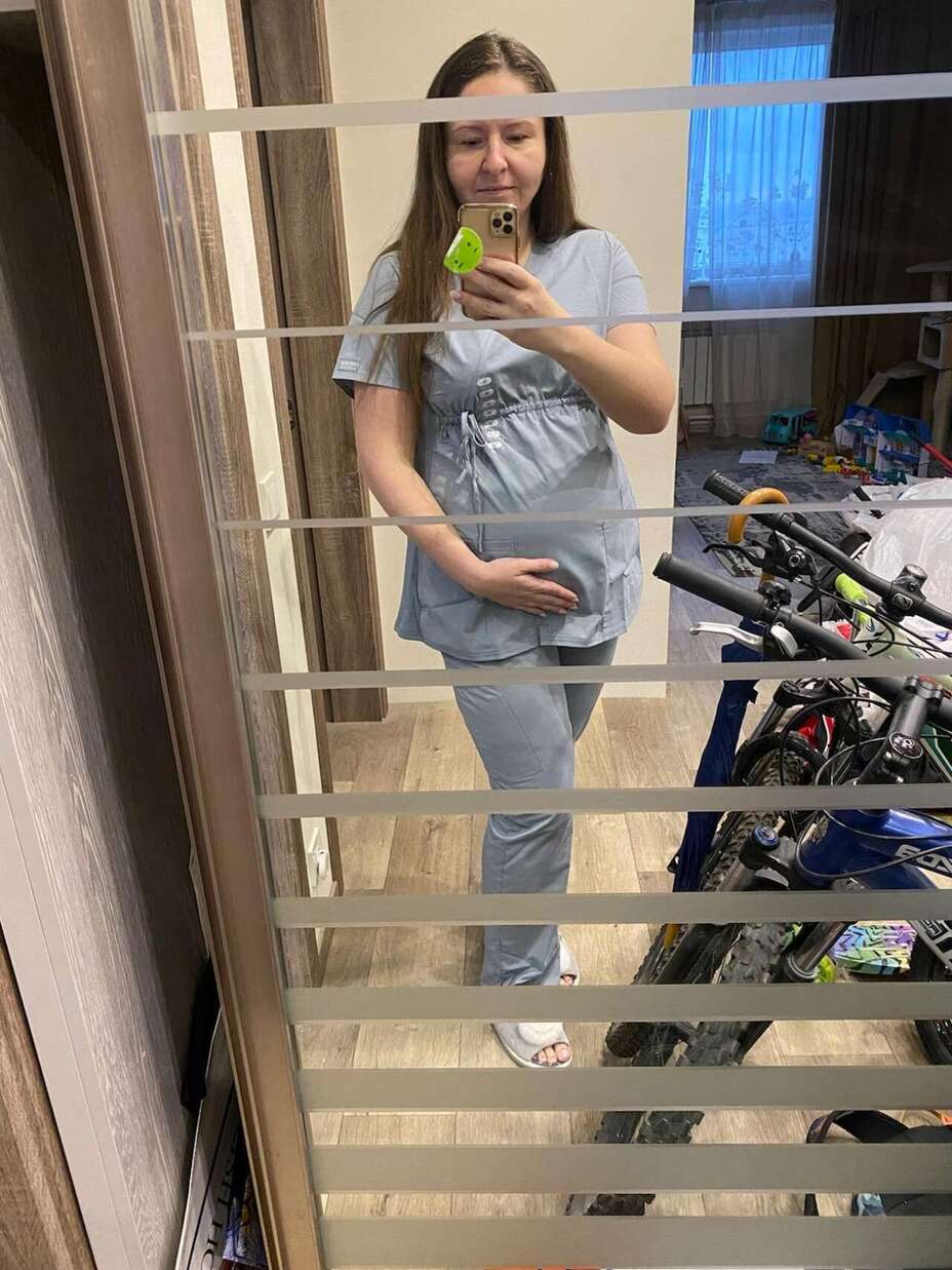 둘째를 임신한 율리아가 출근 준비 중 셀카를 찍고 있습니다.