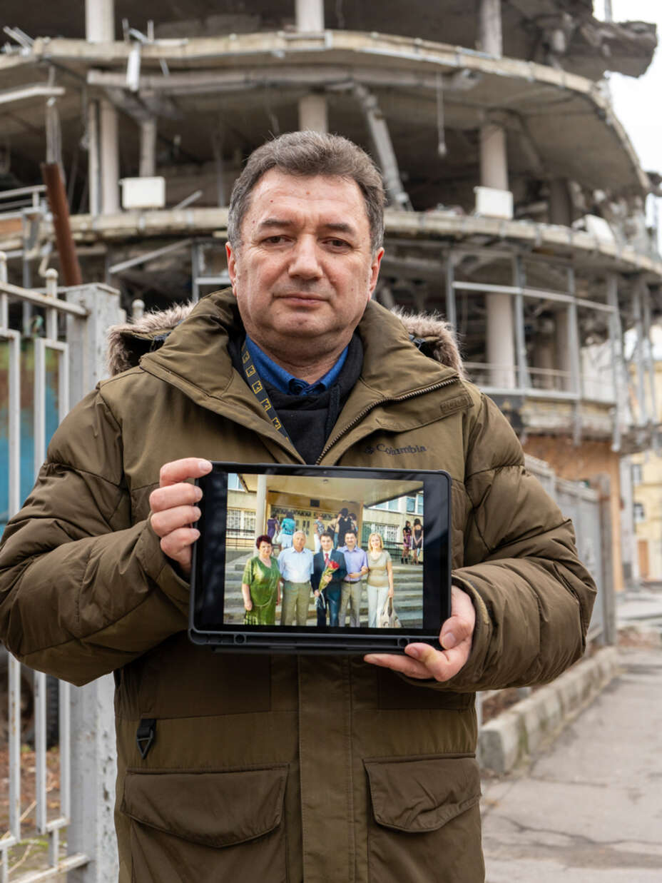 Dr. Oleh hält ein Foto vom Schulabschluss seines Sohnes in Mariupol – ein Moment, der für immer bleibt, obwohl sich alles verändert hat.