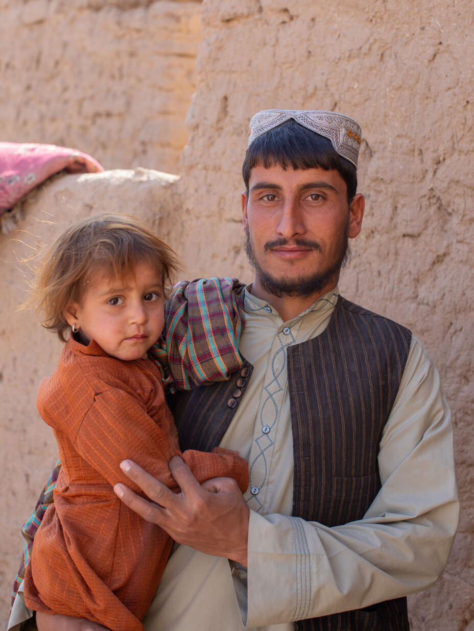 En pappa i Afghanistan med sin dotter som har fått behandling mot undernäring från RESCUE.