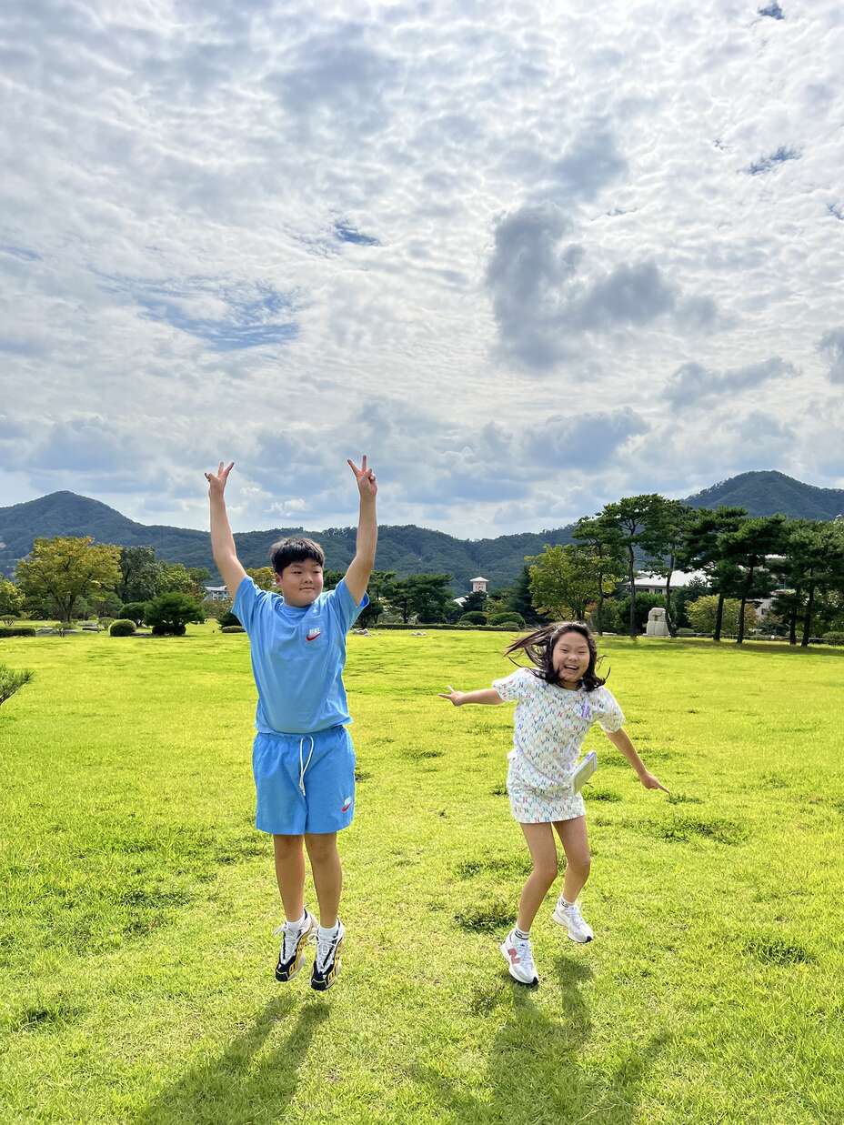 김민희 후원자의 두 자녀가 밝게 웃으며 뛰어놀고 있다.