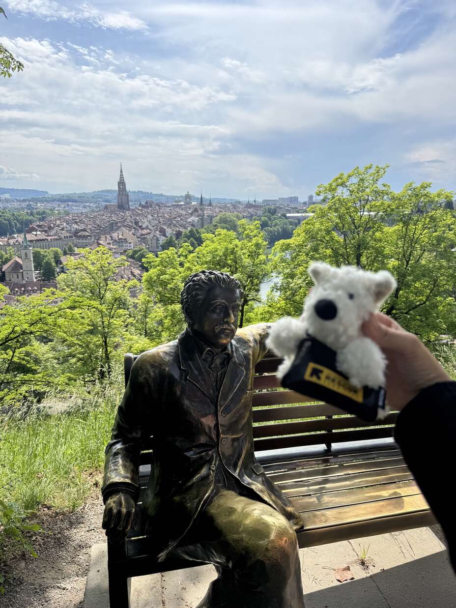스위스 베른에서 아인슈타인 동상과 함께한 구조댕