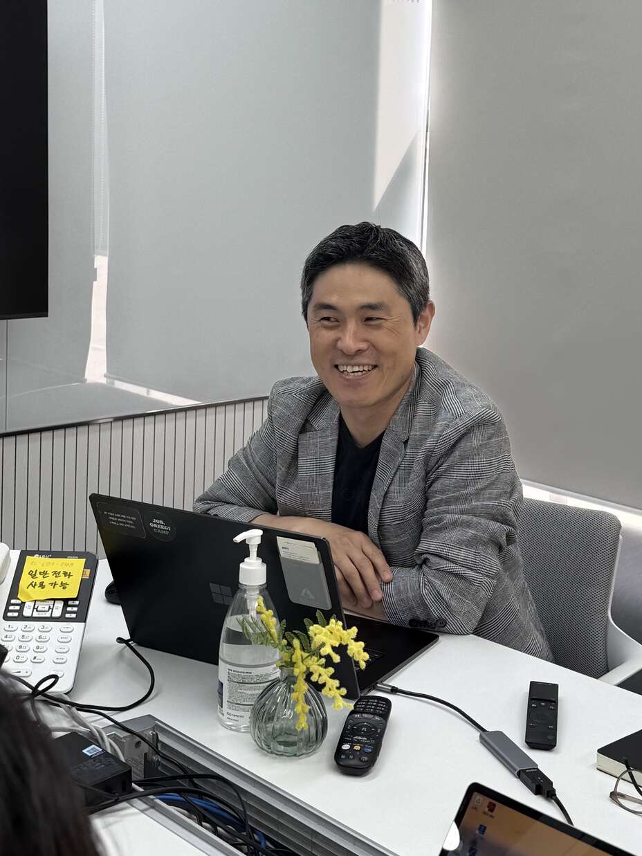 강연 중 웃고 있는 윤혜식 후원자