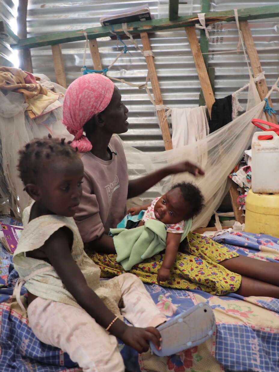 케냐 키쿠마 캠프에 살고 있는 클라우딘의 작은 집 안