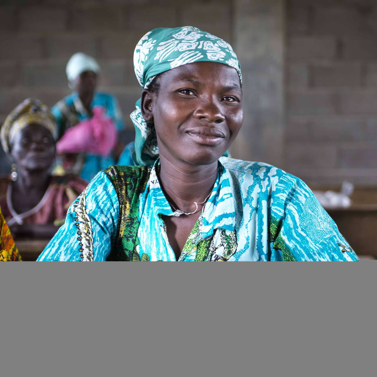 Teilnehmerin eines Workshops für Mitglieder*innen eines Frauenverbandes in Ngoutere, Zentralafrikanische Republik sitzt am Tisch.