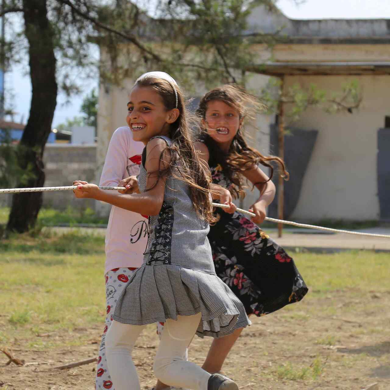 Mehrere Kinder ziehen gemeinsam an einem Seil