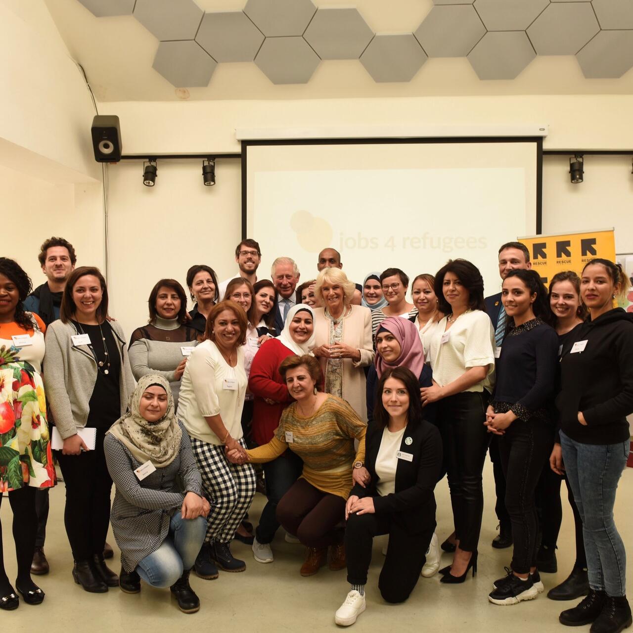 Eine große Gruppe, größtenteils Frauen machen ein Gruppenfoto