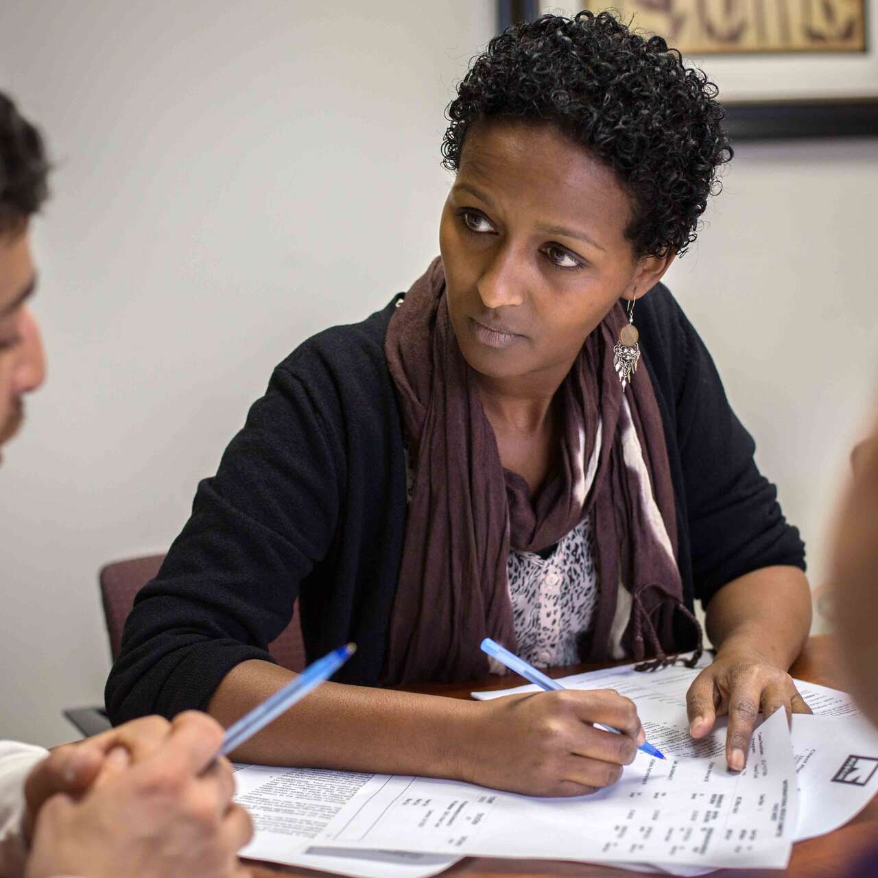 IRC-Mitarbeiterin Naima Abdullahi berät irakische Geflüchtete. Sie selbst ist Tochter von Geflüchteten aus Kenia.