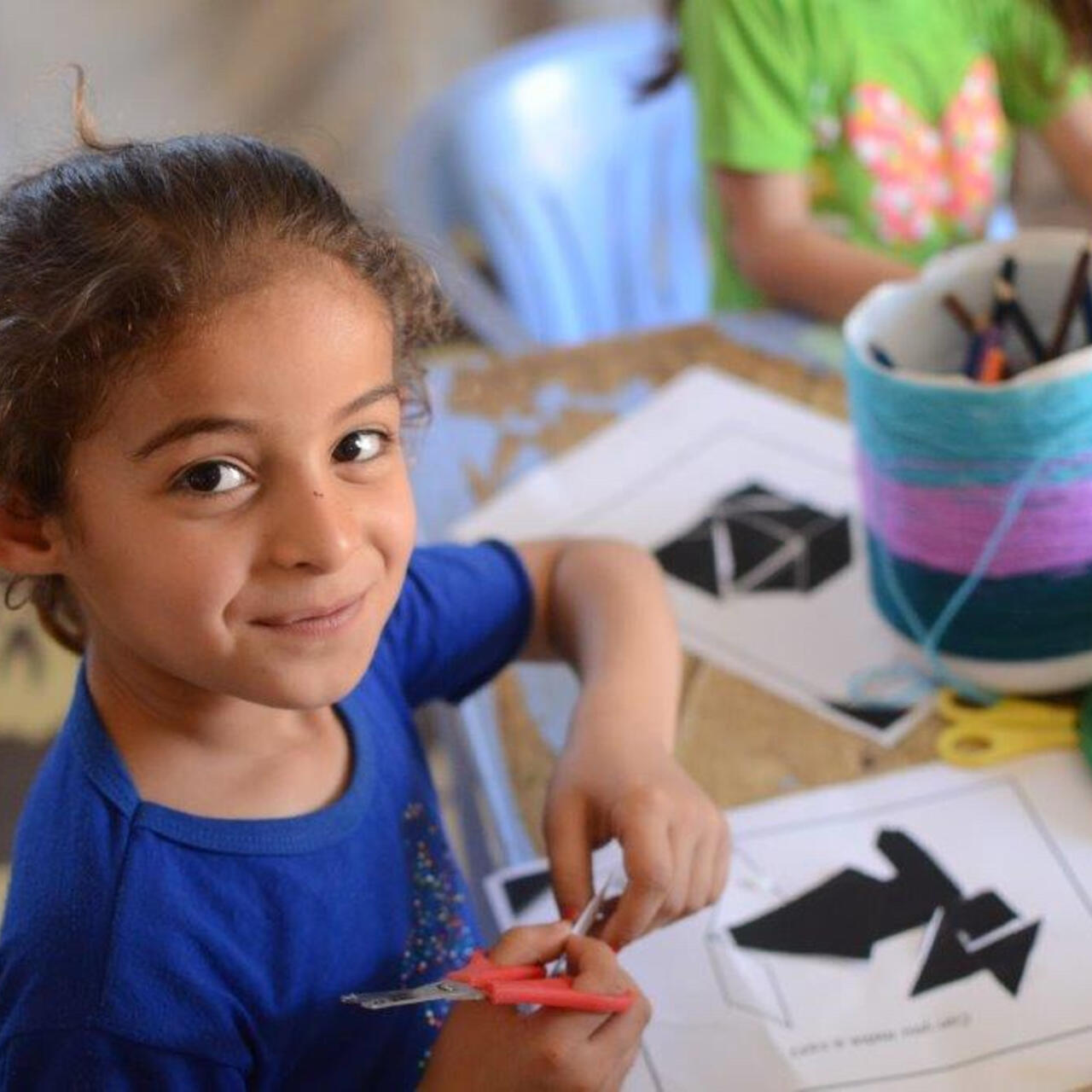 Ein geflüchtetes syrisches Mädchen besucht von IRC angebotene Unterrichtseinheiten in Libanon, die Lesen und Schreiben, Mathematik sowie soziale und emotionale Kompetenzen vermitteln.