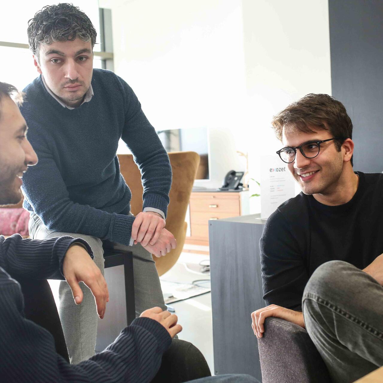 Sasha, rechts, ist der "Buddy" von Ayham, links. Beide nehmen am Devugees-Programm des International Rescue Committee teil.