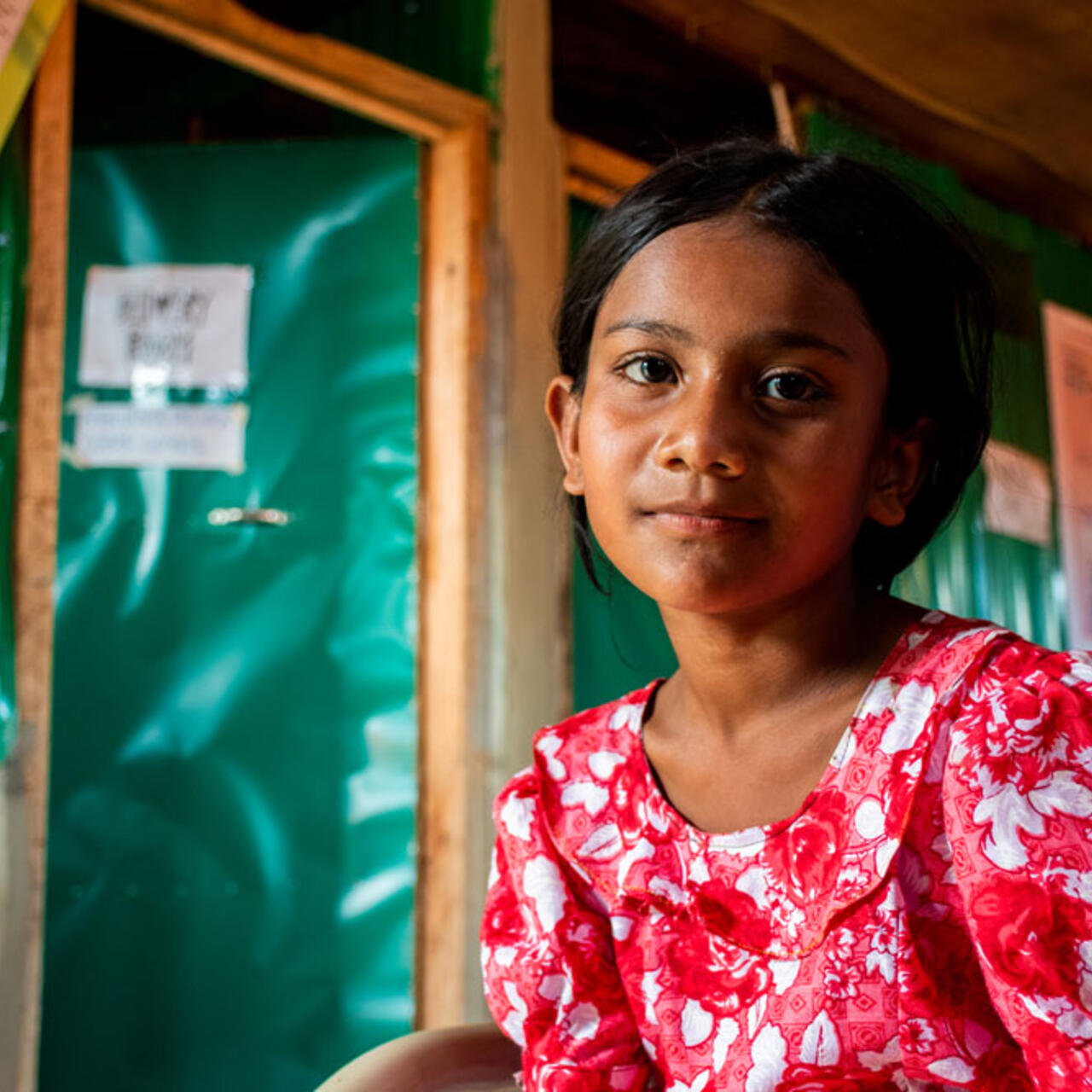 Ein kleines Mädchen lächelt in die Kamera