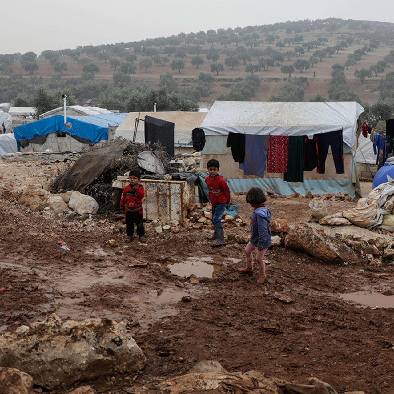 Flüchtlingskinder spielen im Dorf Qah, nördlich von Idlib
