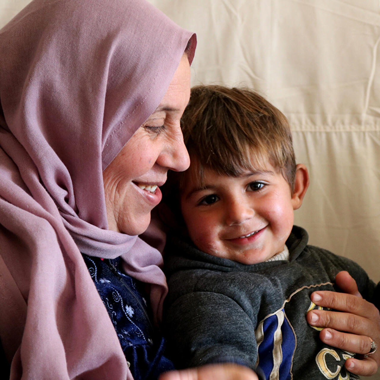 Mutter mit ihrem Sohn im Areesha Flüchtlingslager, Syrien