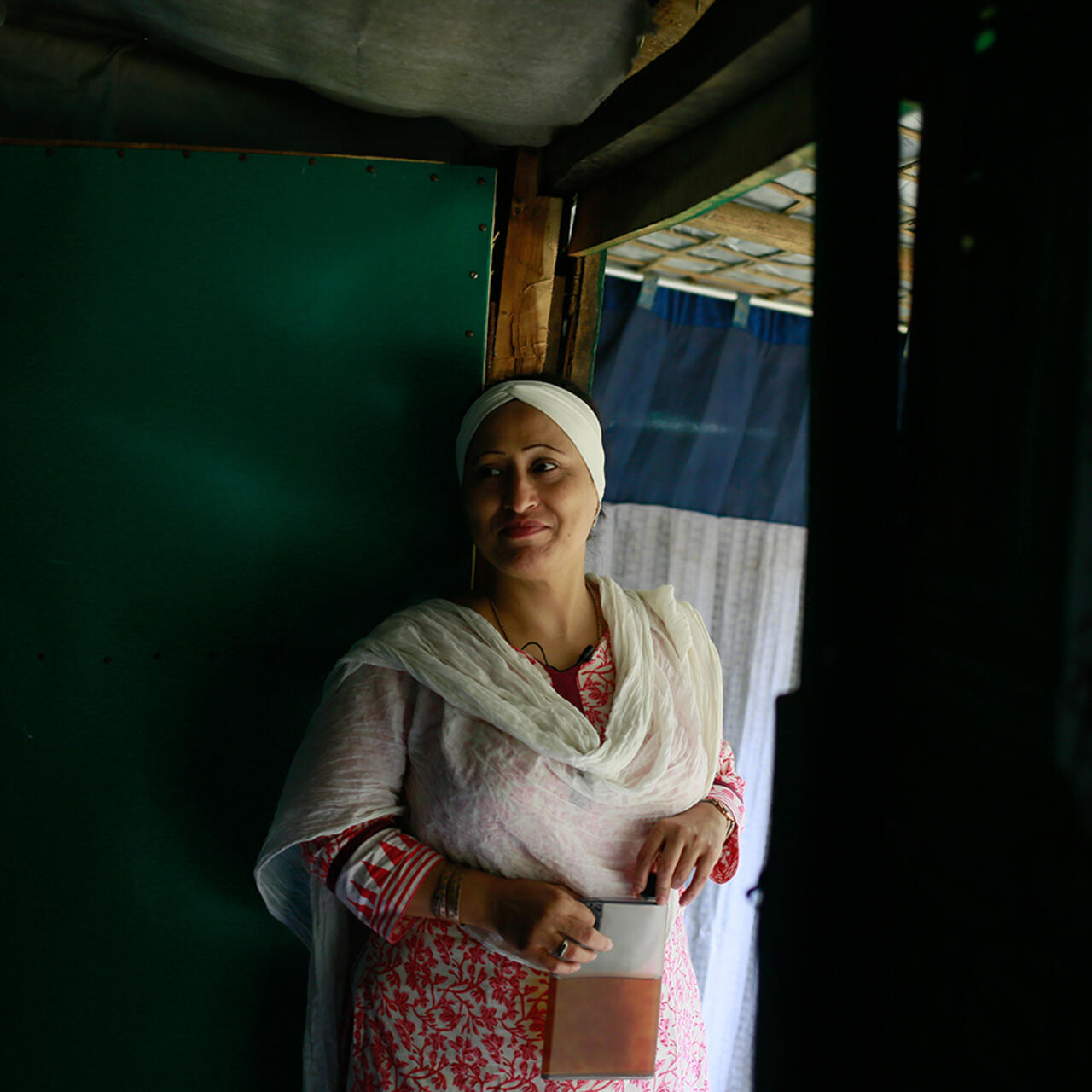 Razia schaut Frauen in ihrem Frauenzentrum zu