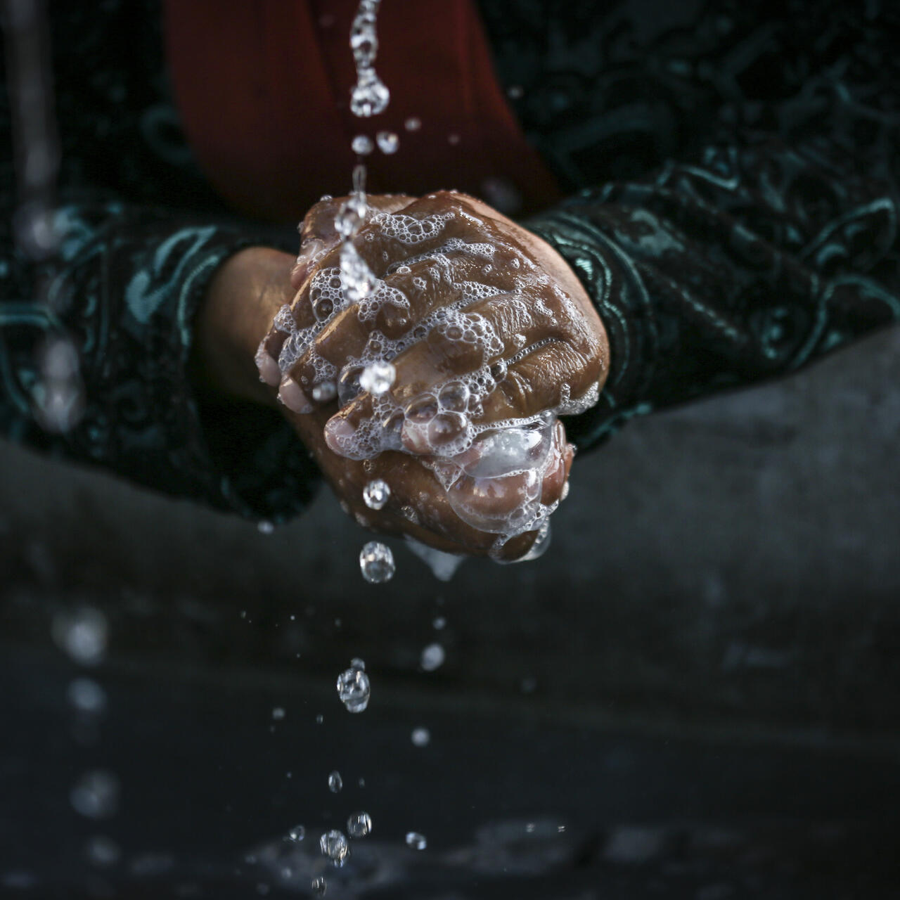 Kvinna tvättar händerna