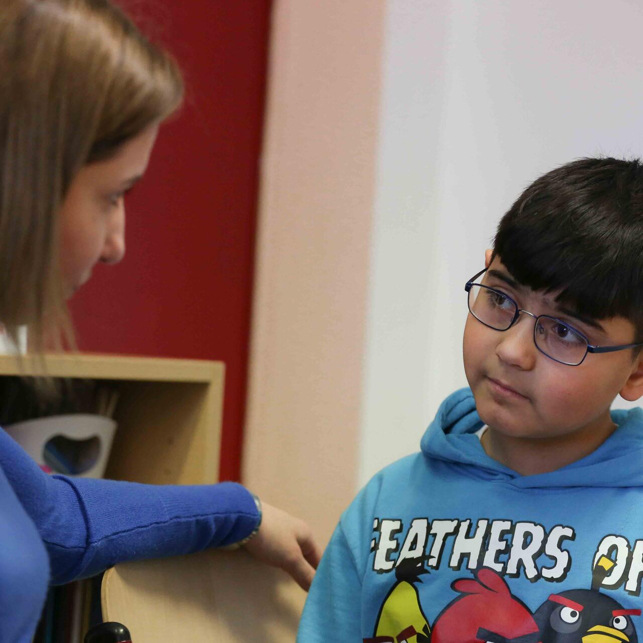Ein geflüchteter Junge mit seiner Lehrerin in Brandenburg.