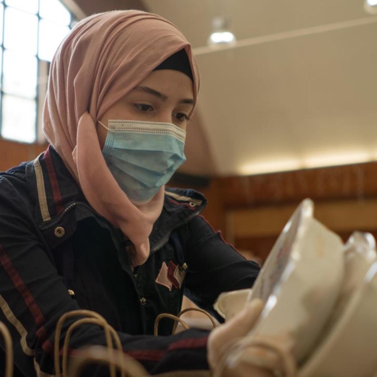 Rania delar ut mat under coronapandemin