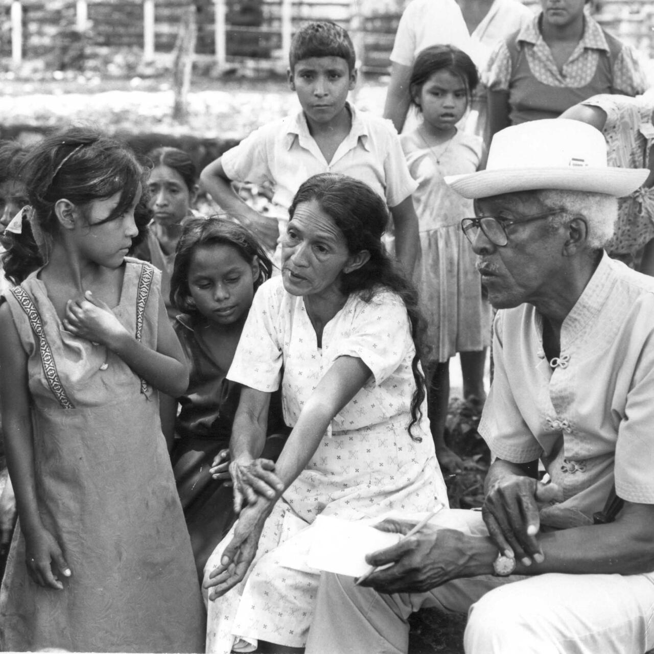 Bayard Rustin redet mit Geflüchteten in El Salvador