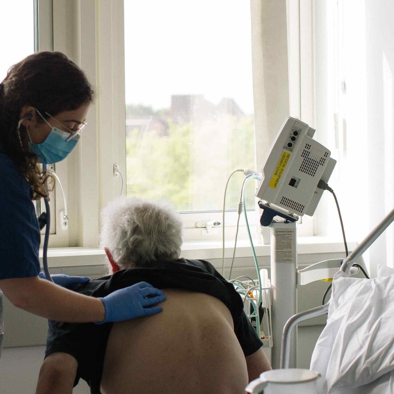 En RESCUE sjukvårdare tar hand om en patient