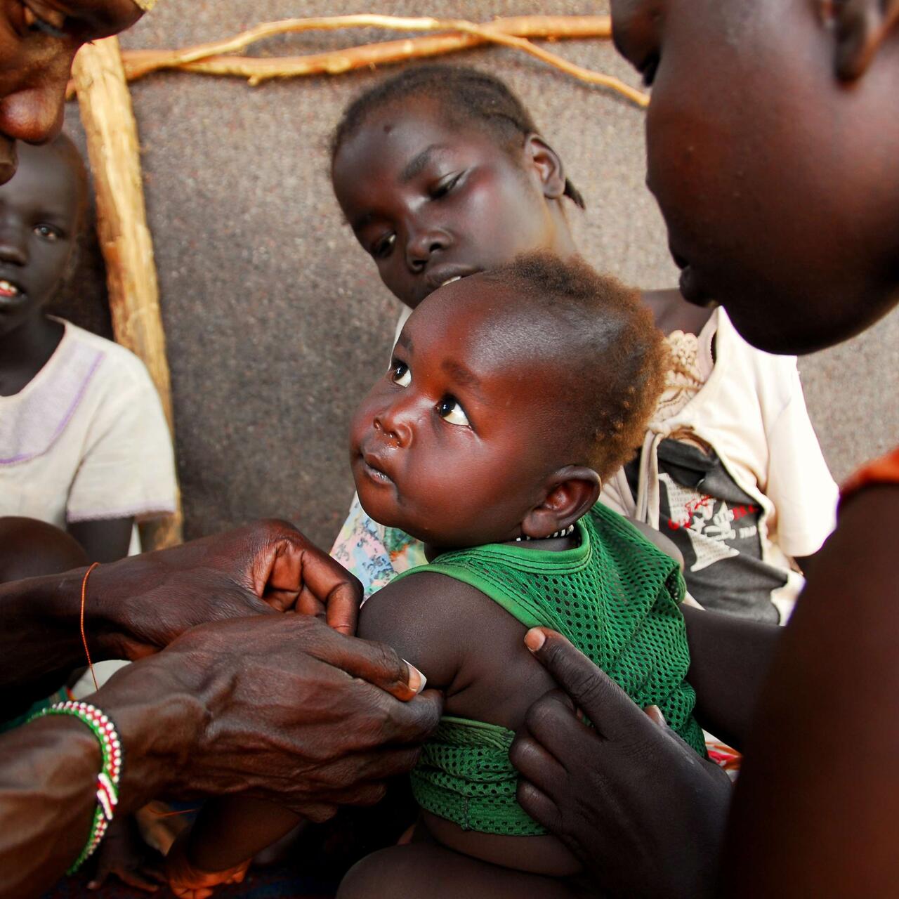 Ein IRC-Mitarbeiter misst den Armumfang eines Kleinkinds im kenianischen Flüchtlingslager Kakuma.