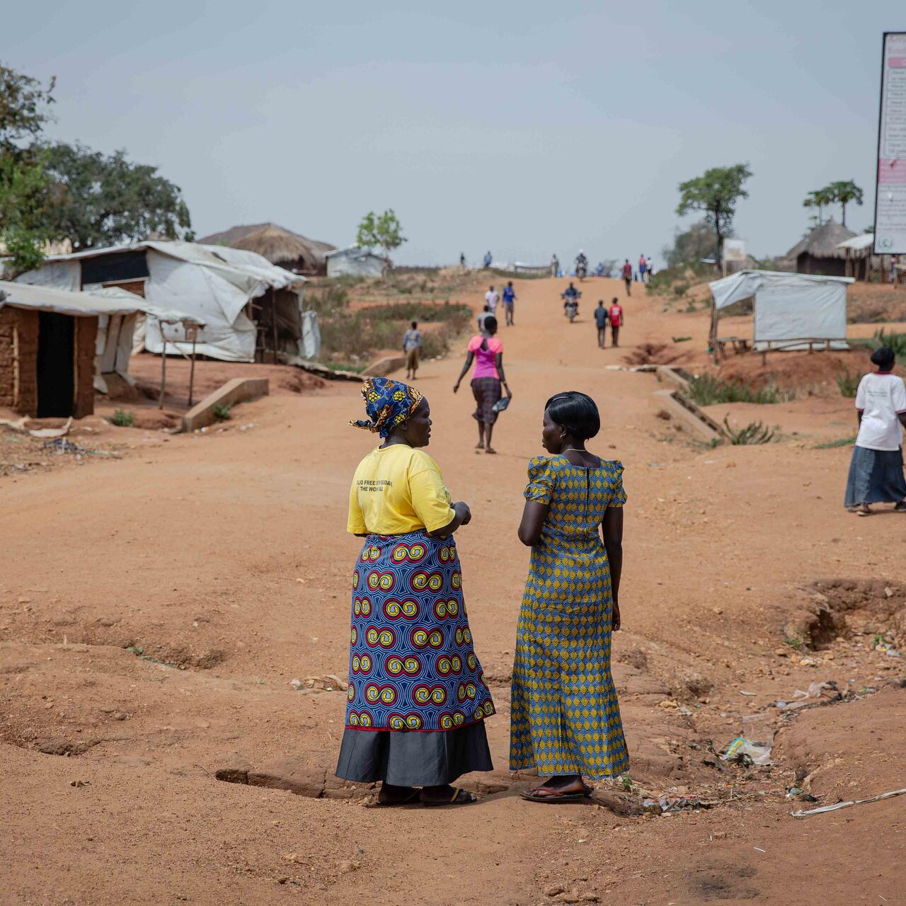 Jemimah läuft mit ihrer Kollegin durch das Flüchtlingslager Bidi Bidi.