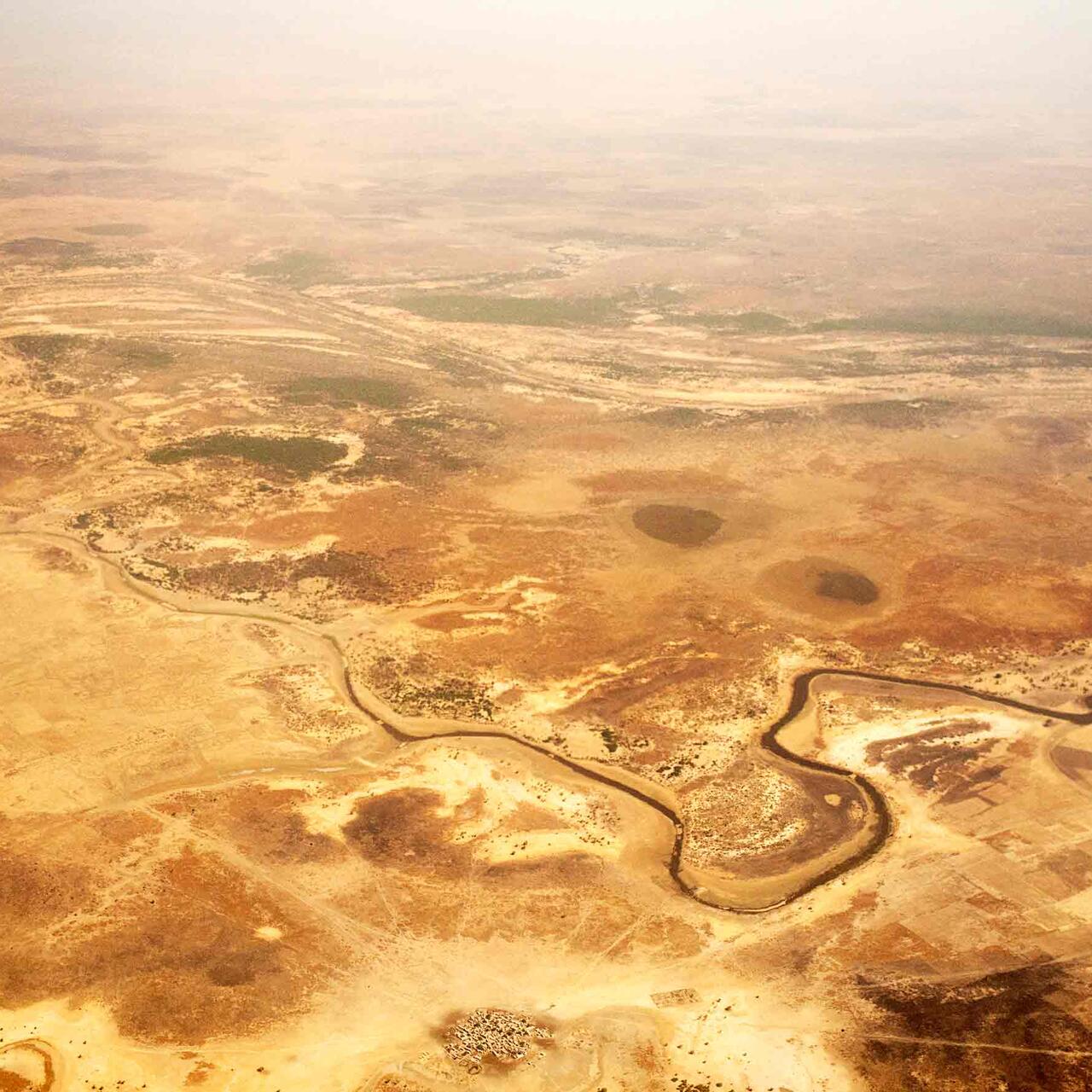 Luftaufnahme der Wüste in Mali