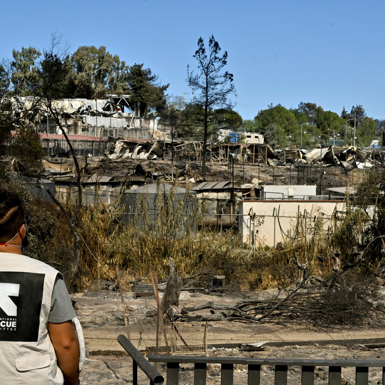 Ein IRC-Mitarbeiter schaut auf das zerstörte Lager Moria.
