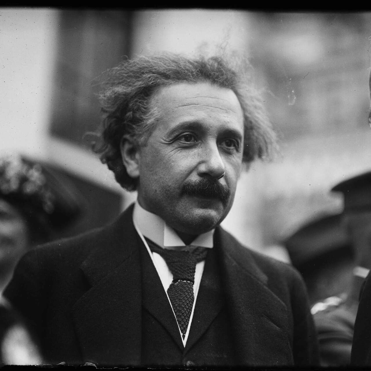 Albert Einstein umgeben von Leuten.