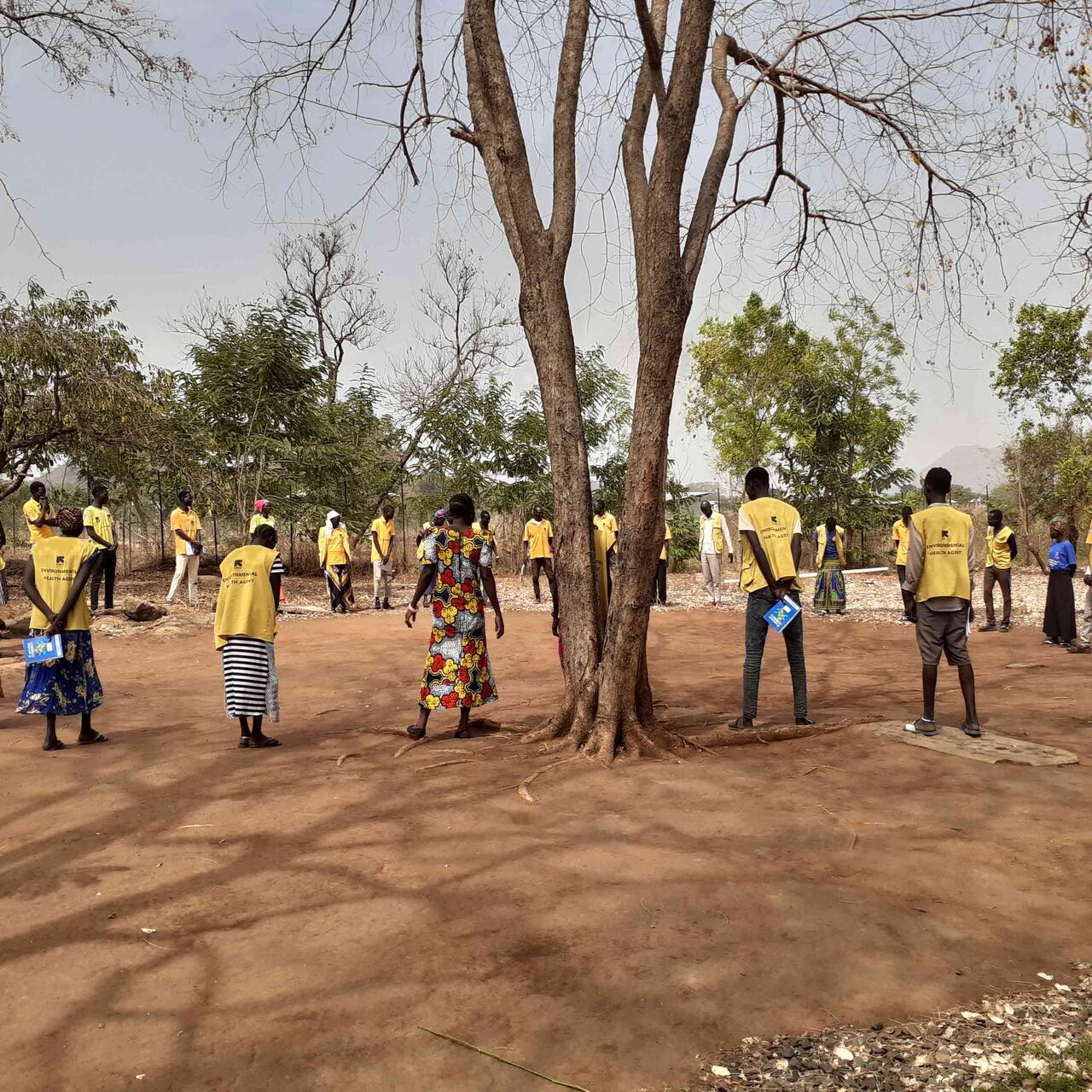 Geflüchtete in Äthiopien  probieren, wie viel Abstand sie in Zeiten von Corona halten müssen.
