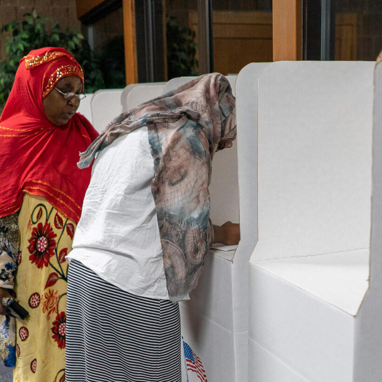 Zwei Frauen an der Wahlurne