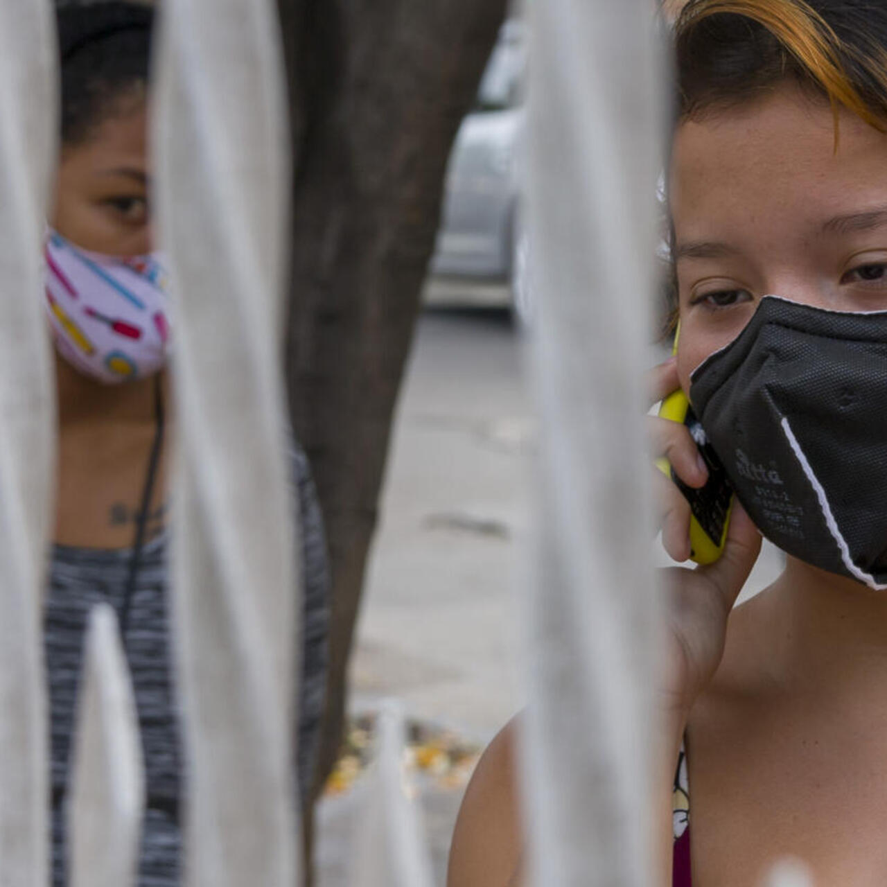 Frau mit Gesichstmaske in Kolumbien
