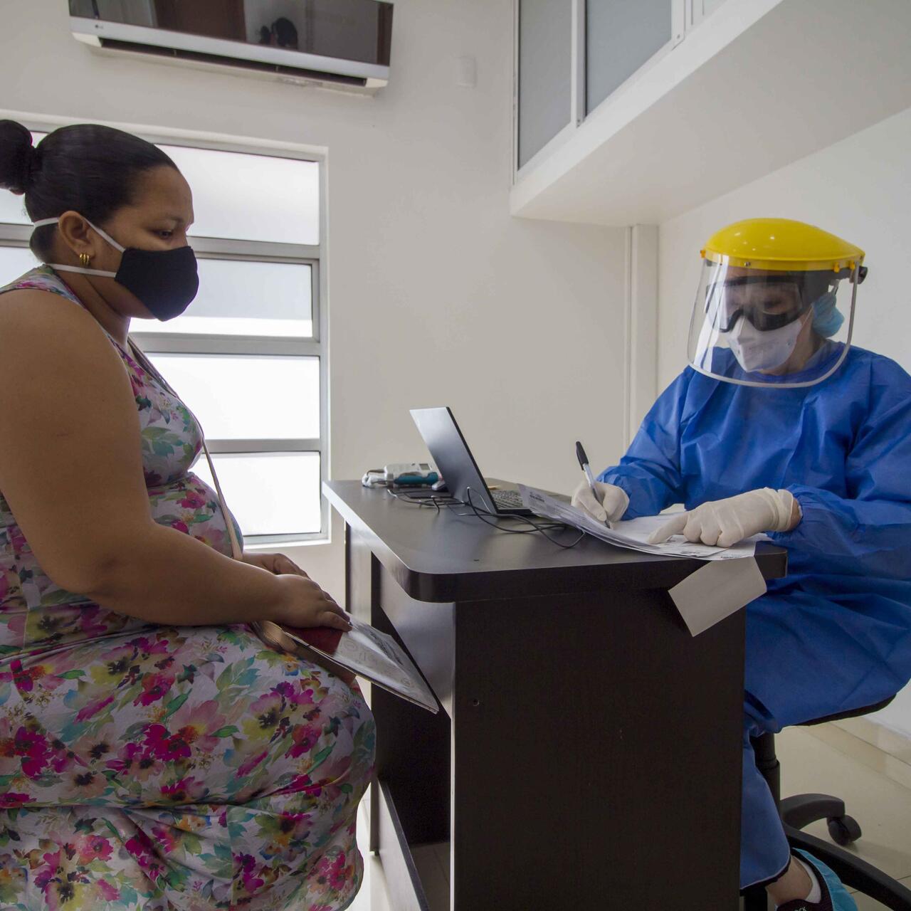 Dr. Edna Gomez mit einer Patientin