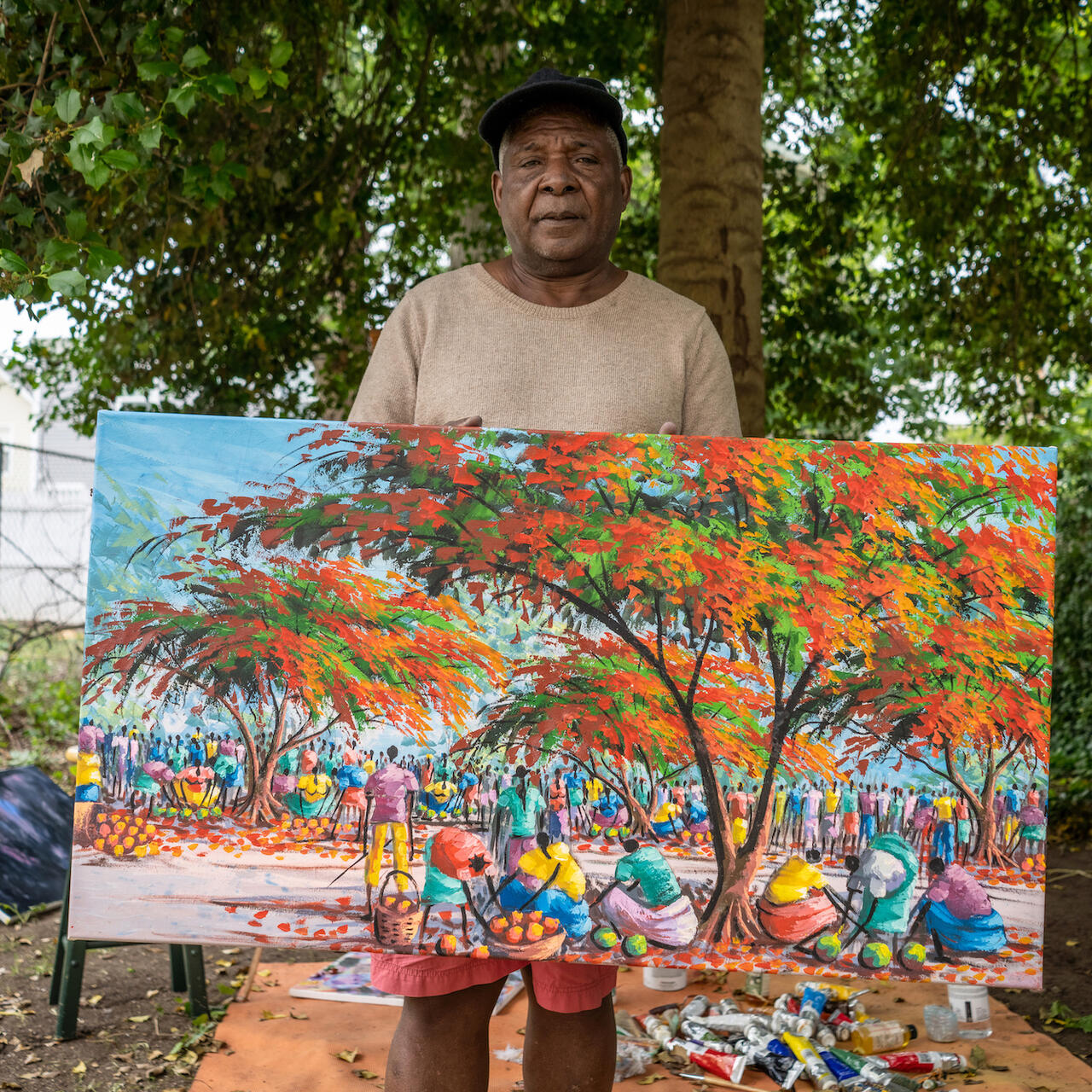 Chishimba håller upp sin konst