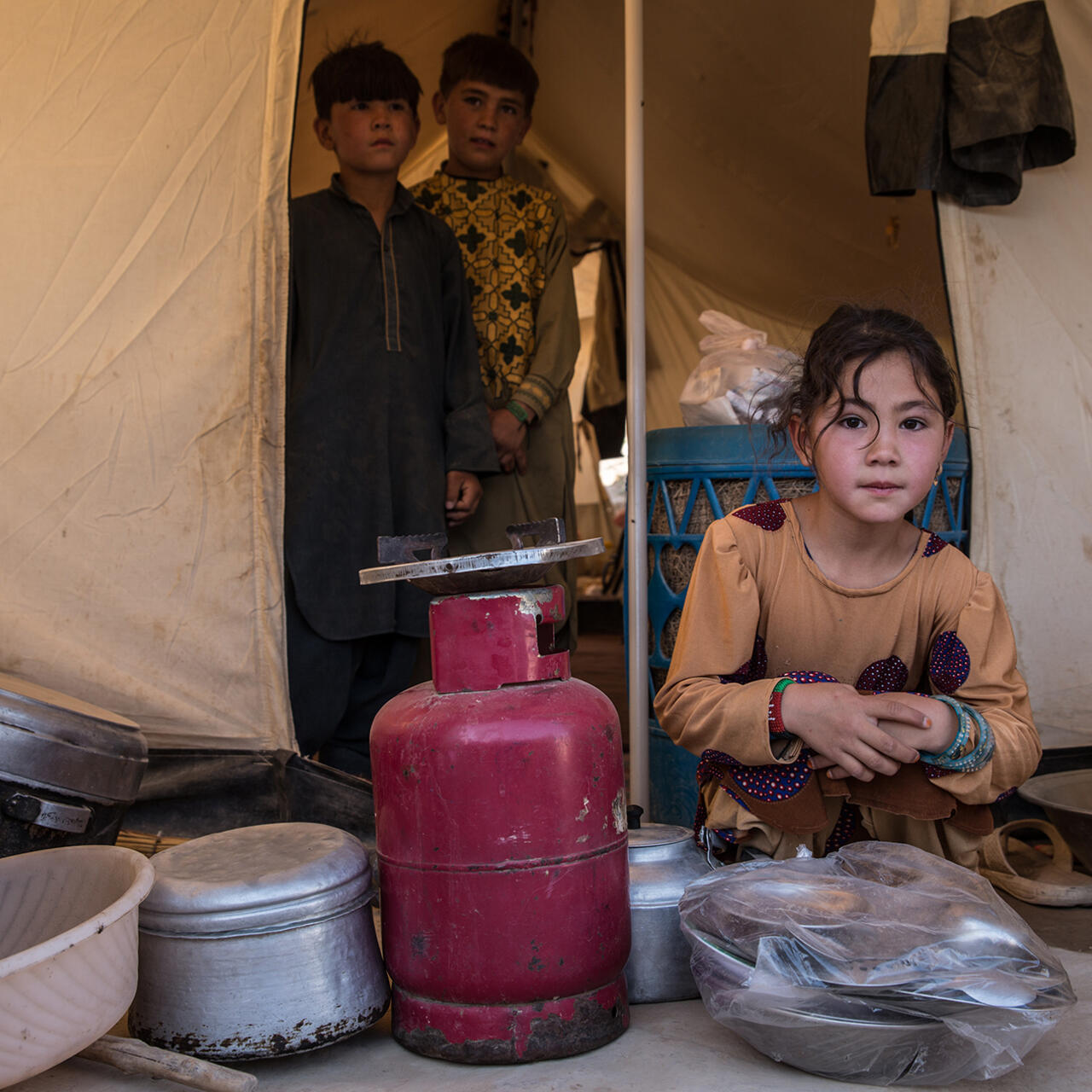 Mädchen sitzt in ihrem Zuhause in Afghanistan und schaut in die Kamera