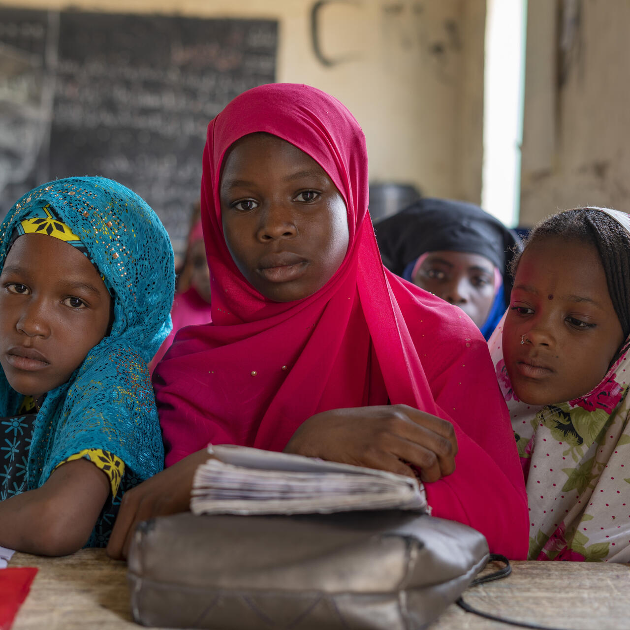 Tre flickor i sitt klassrum i Niger