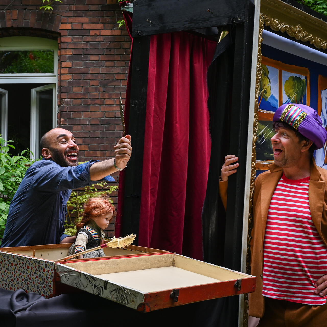 Bashar führt gemeinsam mit Schauspielern Theaterstücke in seinem Garten auf