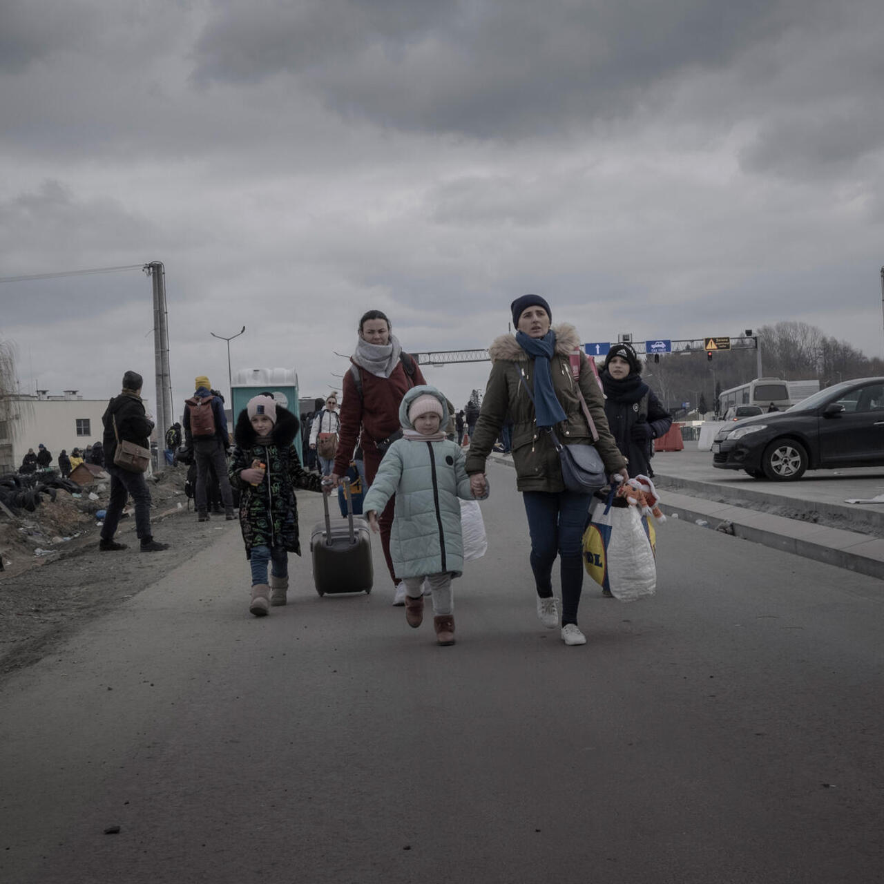 Kvinnor och barn tar sig över gränsen mellan Ukraina och Polen