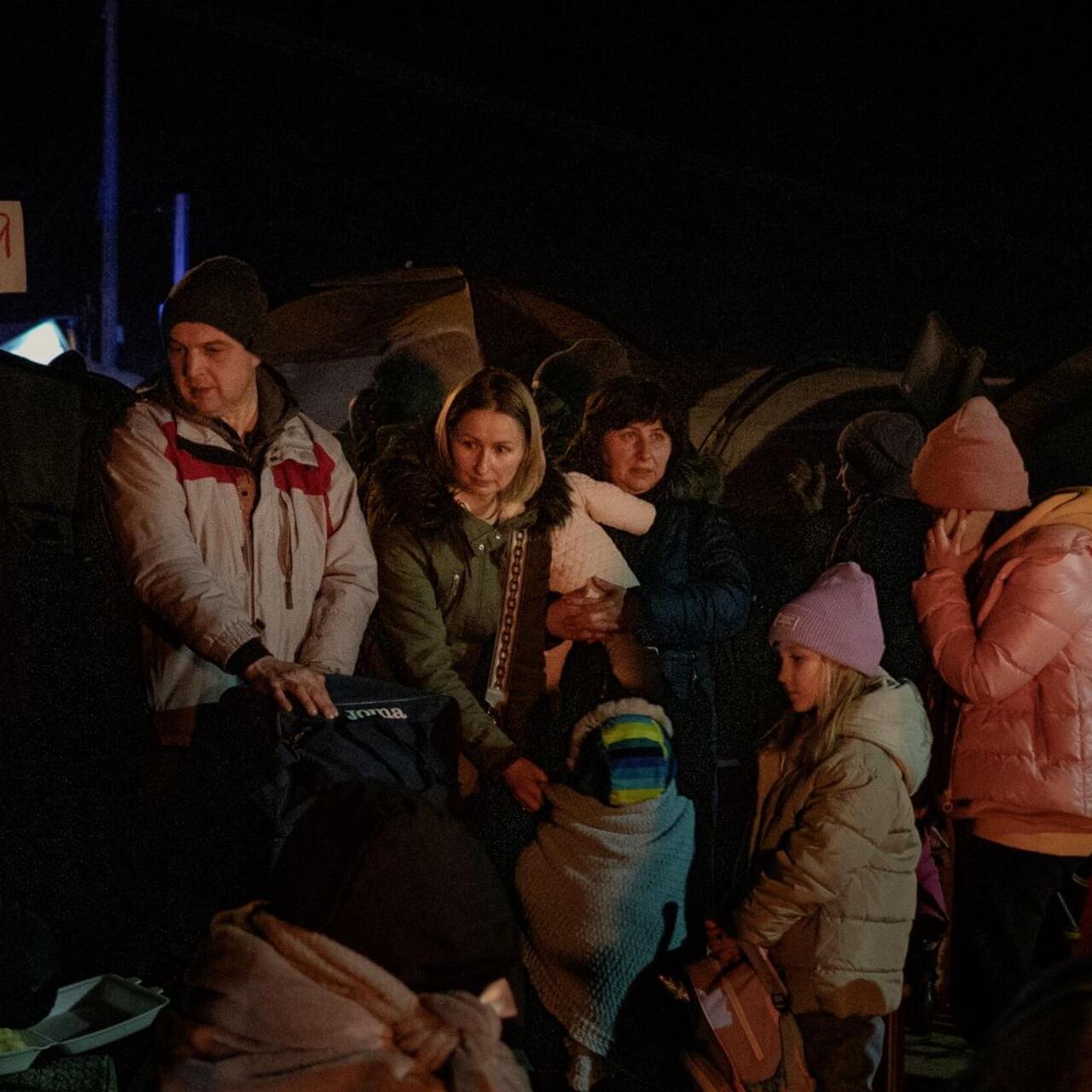 Människor på flykt under natten