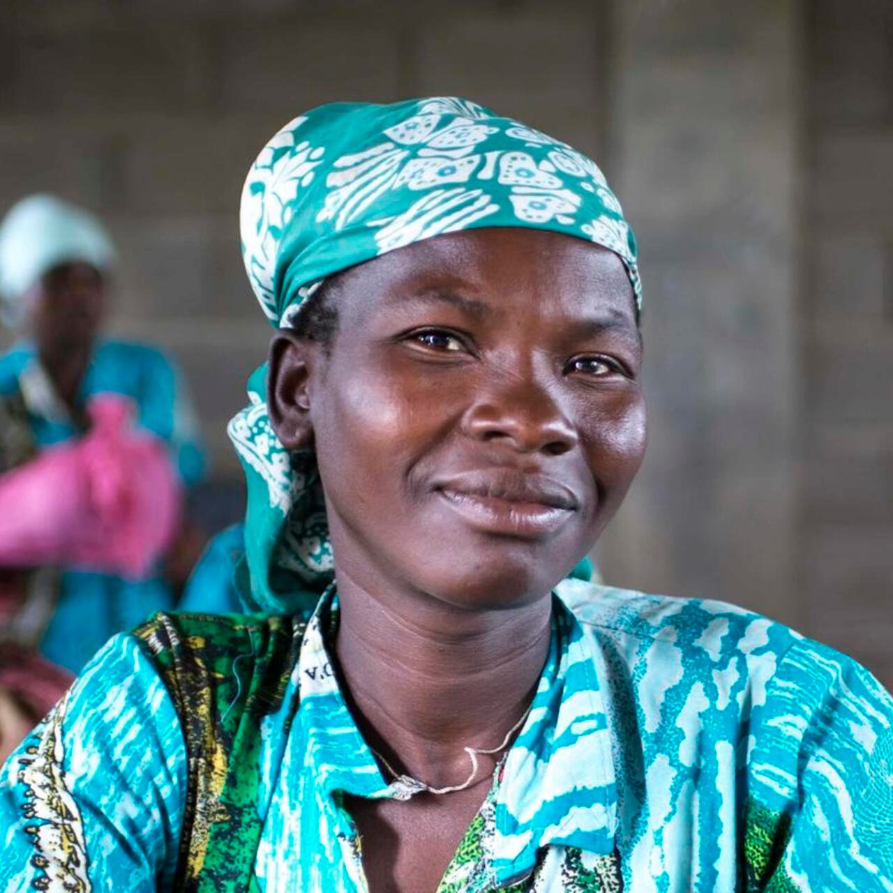 Teilnehmerin eines Workshops für Mitglieder*innen eines Frauenverbandes in Ngoutere, Zentralafrikanische Republik sitzt am Tisch.