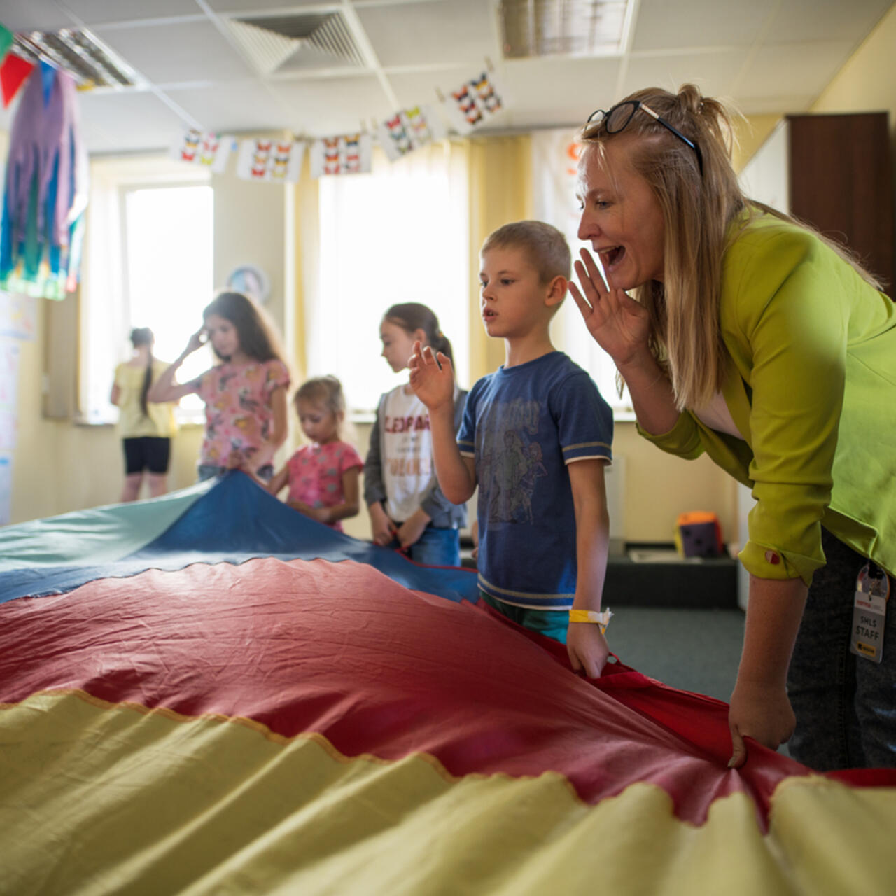 Barn leker på en av RESCUE:s trygga platser för kvinnor och barn.