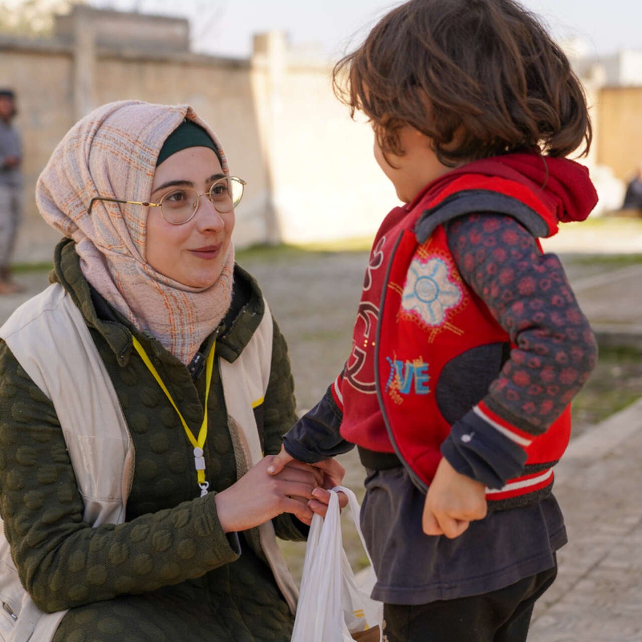 RESCUE stödjer människor i Syrien - bild på medarbetare tillsammans med ett barn.