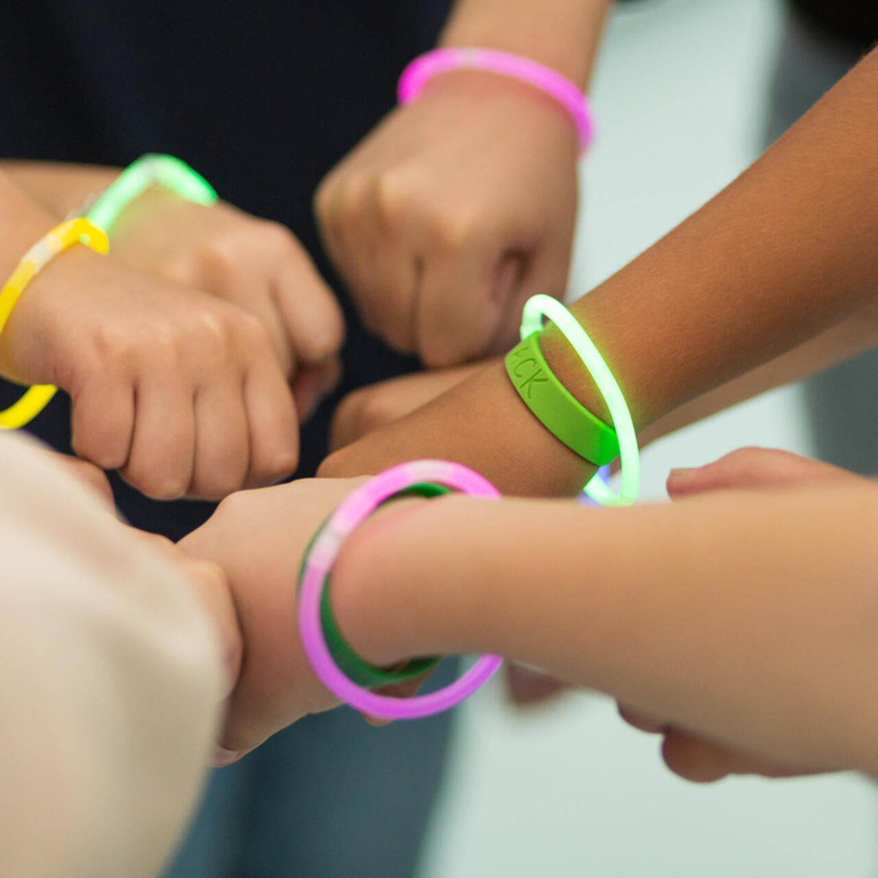 Kinder, die ihre Fäuste zusammenstoßen