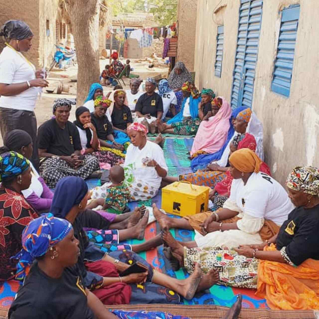 Wöchentliches Treffen eines Dorfsparvereines im Landkreis Tenenkou.
