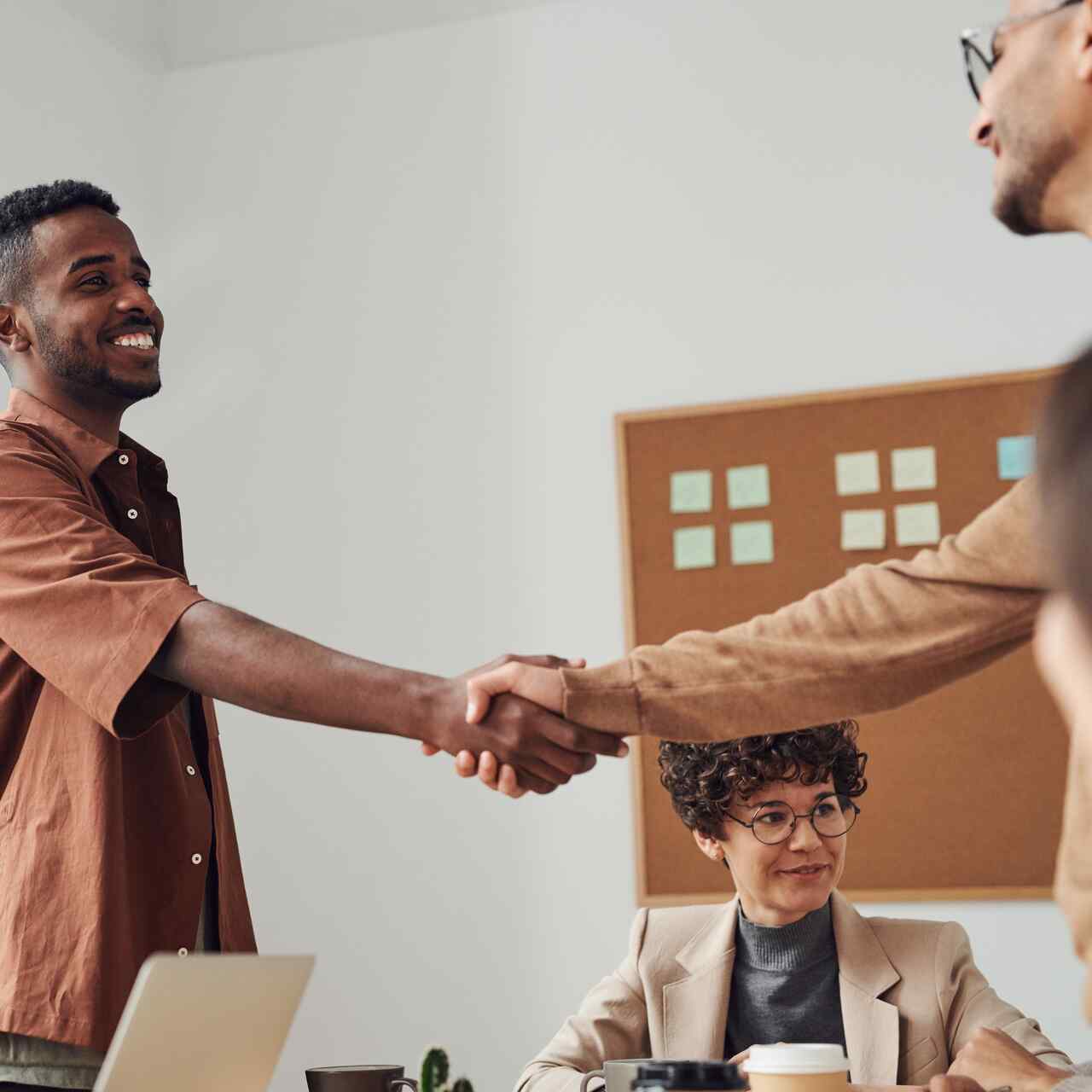 Zwei Männer schütteln Hände.