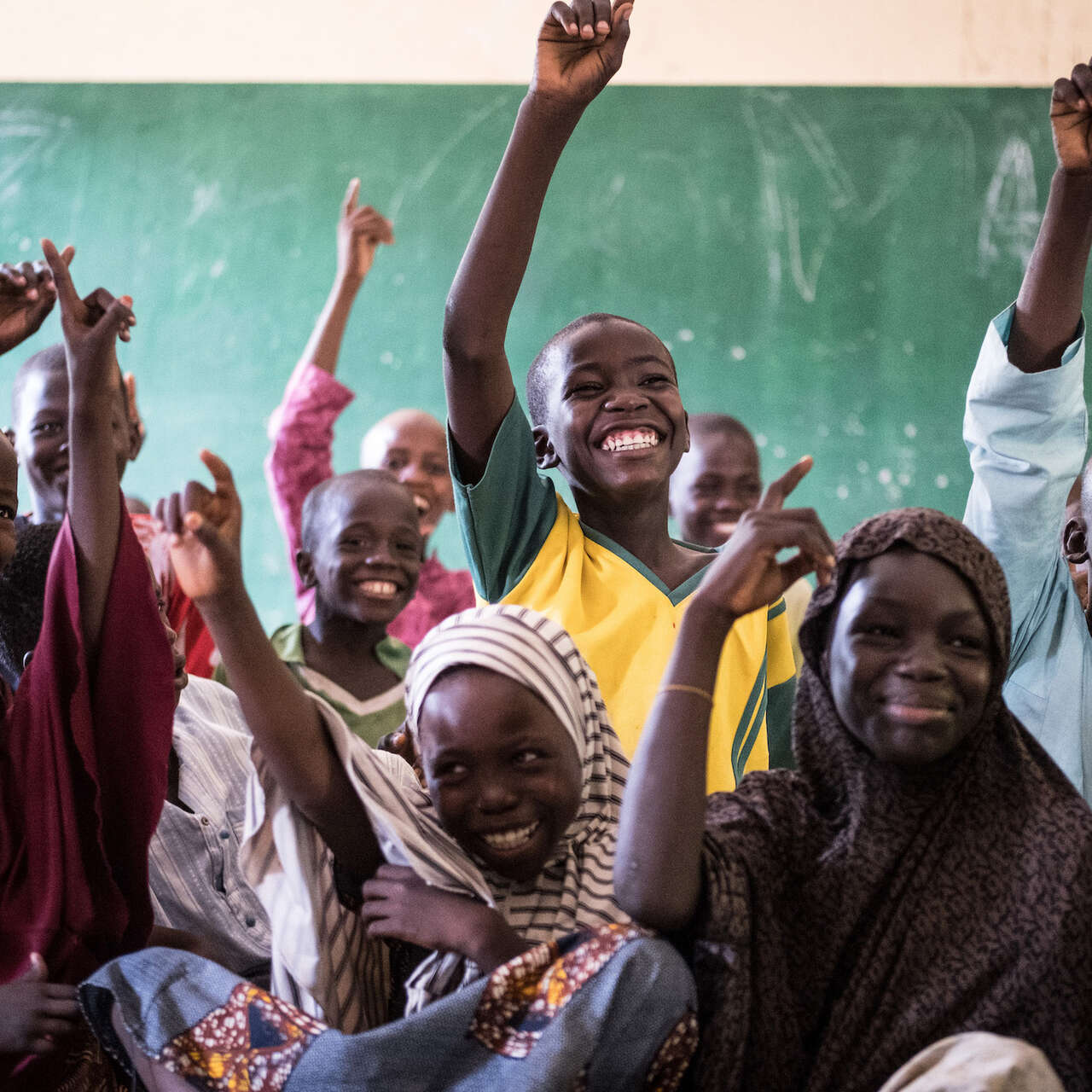 국제구조위원회 교실에서 즐겁게 수업하고 있는 어린이들