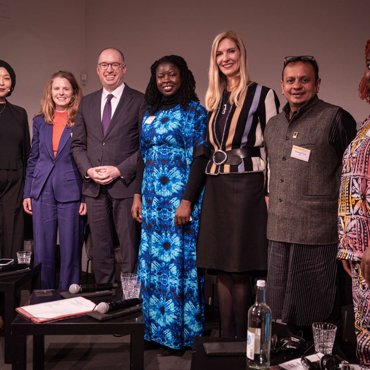 Eine Gruppe von Menschen, die gemeinsam auf einem Podium stehen
