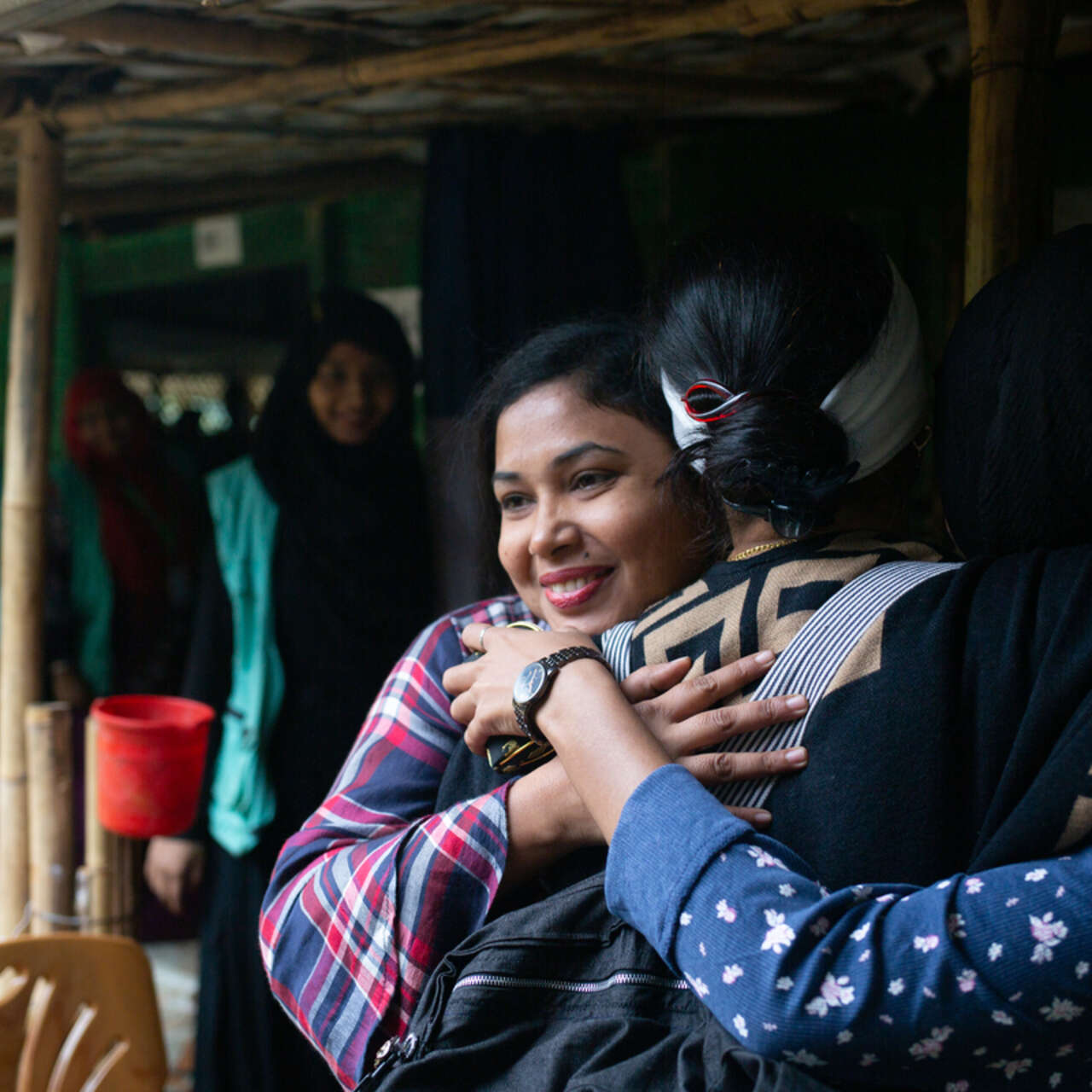 Razia Sultana, aktivist och advokat, välkomnar kvinnor på hennes kvinnocenter i Bangladesh.